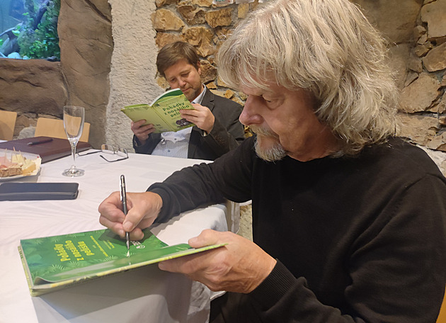 V kníce, kterou napsal a ilustroval Pavel Bezdka, je 15 pohádek o...