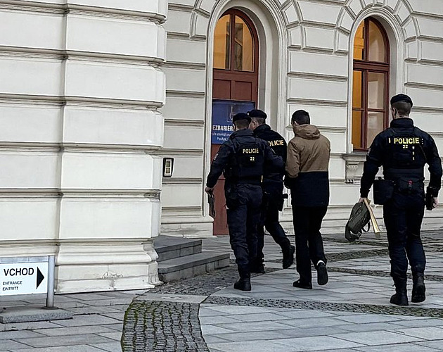 Mu obvinný z pokusu o vradu skonil rozhodnutím soudu ve vazb. (10. ledna...