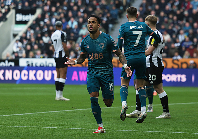 ONLINE: Kluivert hattrickem sestřelil Newcastle, v akci West Ham i Liverpool