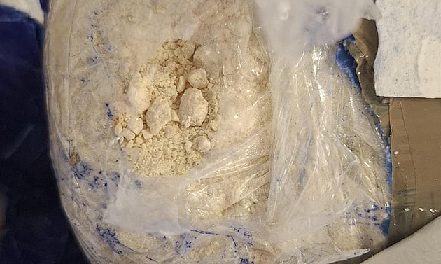 Celníci na letišti v Praze zajistili 14 kilo heroinu, převáželi ho tři kurýři