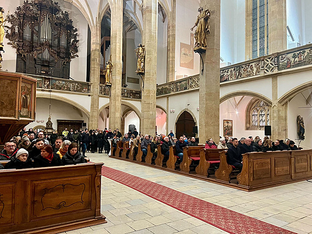 Lidé zaplnili kostel v Mostě při mši za oběti požáru, svíčky nechali venku