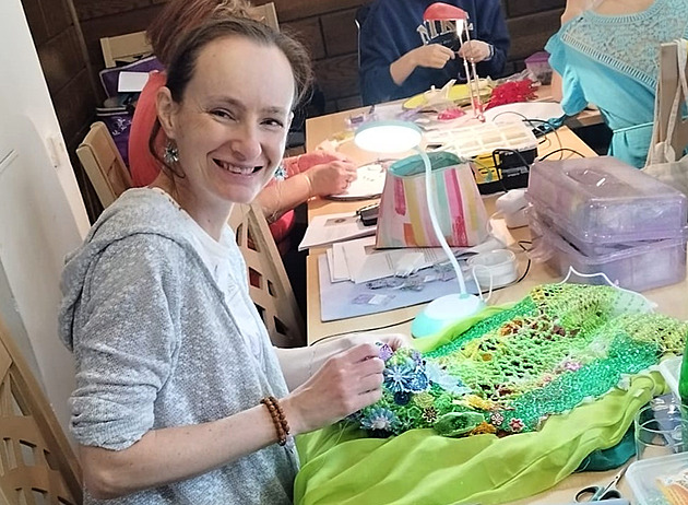 Pod rukama chebské výtvarnice Hanky Kertisové vznikají aty z korálk....