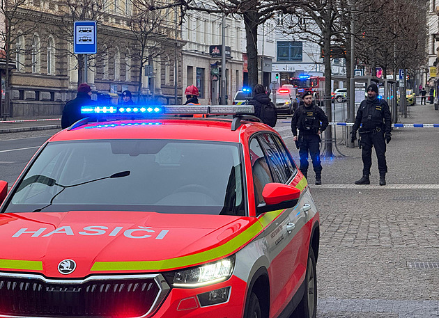 Hlášená bomba na sociálce v Plzni vyhnala i školáky ze tříd, okolí je uzavřené