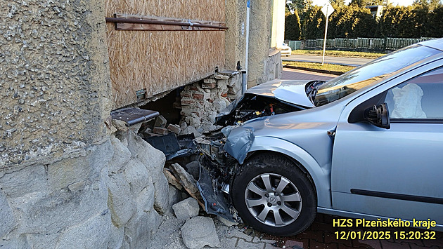 Nehoda ve Zbchu na Plzesku. idika pehlédla, e auto ped ní odbouje, a...