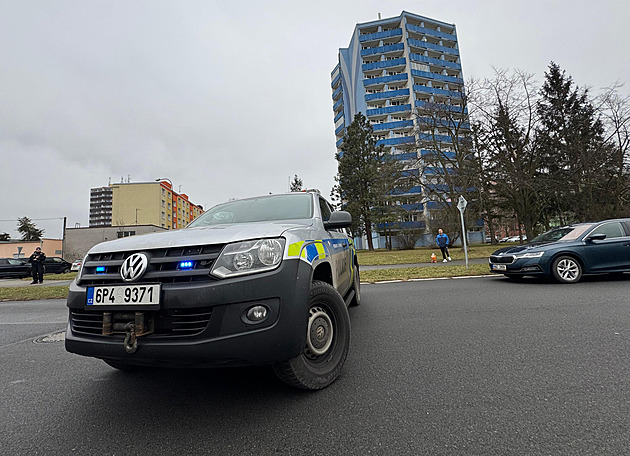 Policie uzavřela ulici v Plzni, dostala zprávu o ozbrojeném muži na paneláku
