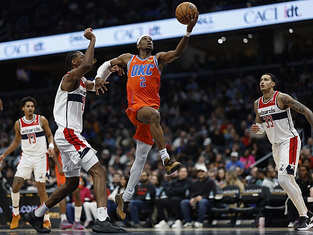 Shai Gilgeous-Alexander z Oklahoma City Thunder se dere do zakon�en� v z�pase s...