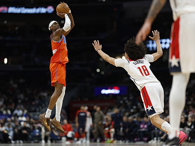 Shai Gilgeous-Alexander z Oklahoma City Thunder st��l� v z�pase s Washington...