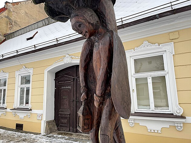 D�ev�n� socha brou�ka na N�m�st� Jana Karafi�ta v Jimramov�. Autor zn�m� knihy...