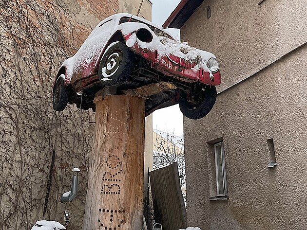 Kde je brou�ek, mus� b�t i brouk. V Jimramov� rezav� na sloupu i star�...