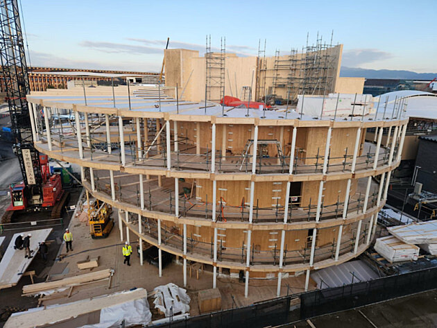 Z�pisn�k z EXPO: Hrub� stavba pavilonu u� m� sklen�nou fas�du