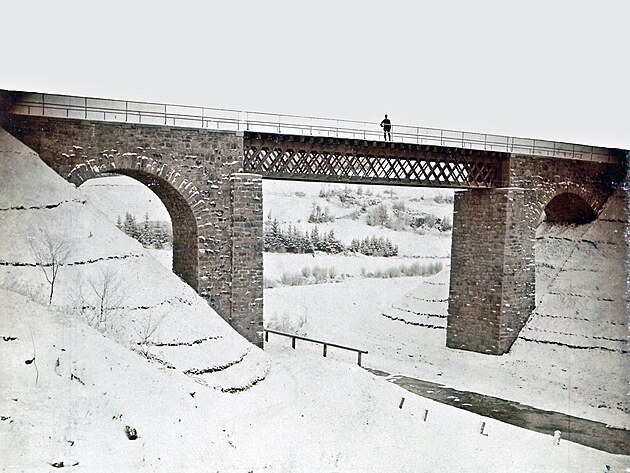 Most p�es Chot��anku u zast�vky M�ste�ko u Bene�ova na sn�mku z 15. prosince...