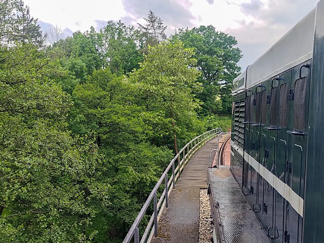 Ocelov� most p�es Chot��anku je postaven v m�rn�m oblouku.