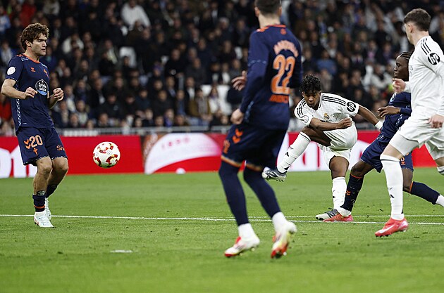 Endrick (t�et� zprava) st��l� g�l do s�t� Celty Vigo a pos�l� Real Madrid do...