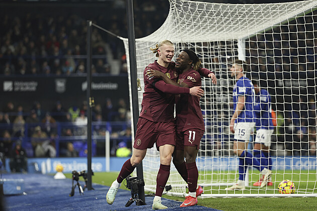 Erling Haaland (vlevo) se raduje z g�lu v utk�n� s Ipswichem.