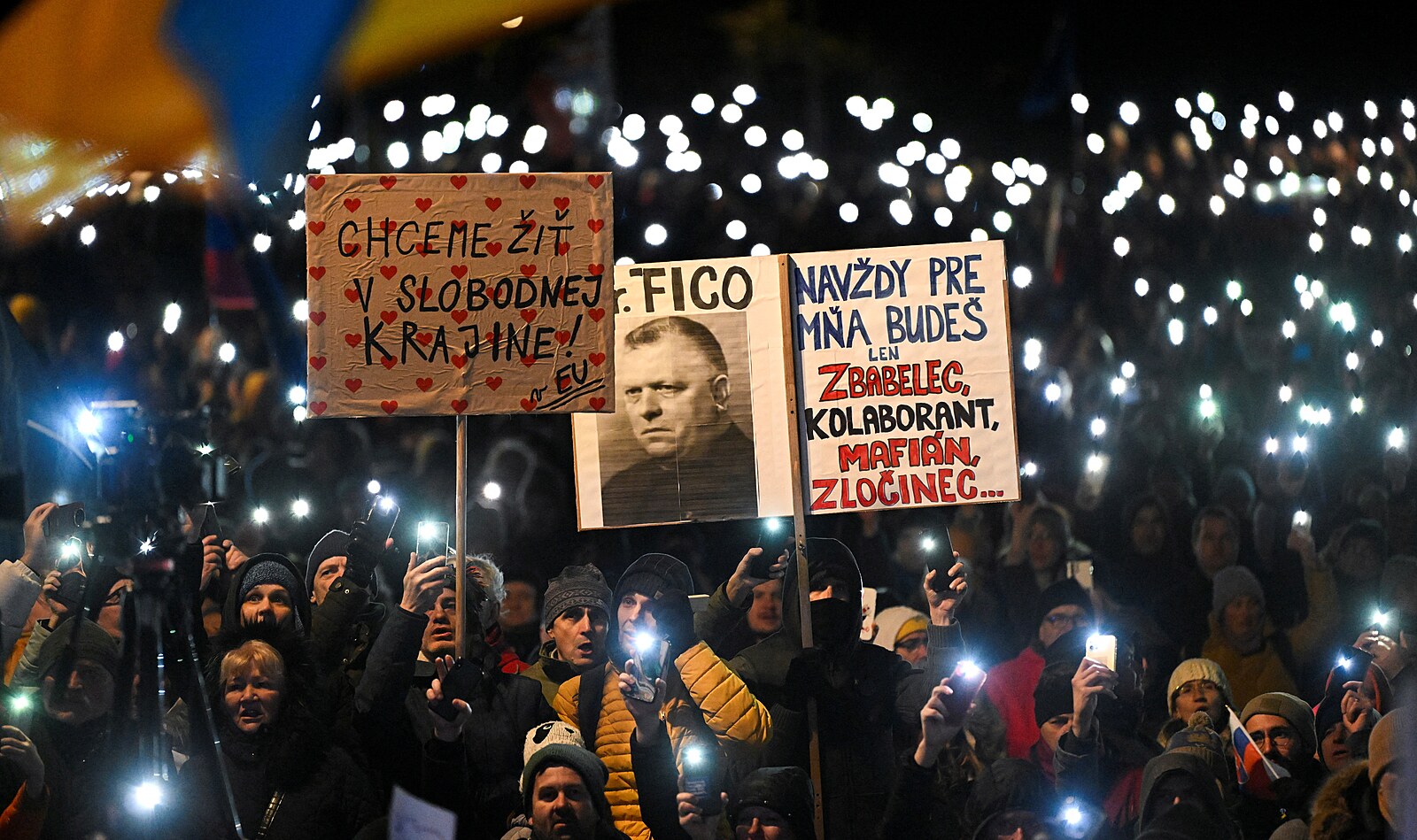 Stydíme se za Fica, skandovali demonstranti. Chtějí proevropský směr