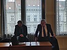 Ob�alovan� Zden�k Kozelek (na sn�mku vlevo) u Krajsk�ho soudu v Brn�. Dostal...