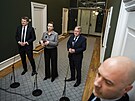 Dánský ministr obrany Troels Lund Poulsen, premiérka Mette Frederiksenová a...