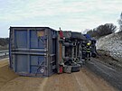 Na 14. kilometru d�lnice D7 ve sm�ru na Prahu do�lo k p�evr�cen� n�kladn�ho...