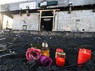 U vyho�elé restaurace v Most� lidé zapalují sví�ky. (13. ledna 2025)