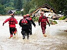 Pi niivch povodnch pomh i Vodn zchrann sluba eskho ervenho ke.