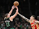 Vít Krejí z Atlanty (vpravo) se snaí bránit bostonského Paytona Pritcharda.
