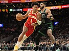 Jalen Johnson (vlevo) z Atlanty se snaí obejít Jaysona Tatuma z Bostonu.