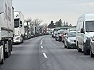 Na 14. kilometru d�lnice D7 ve sm�ru na Prahu do�lo k p�evr�cen� n�kladn�ho...