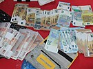 Falen bankovky nalezen pi domovnch prohldkch i ve vozidlech zadrench...