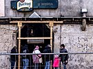 Pietní místo p�ed restaurací U Kojota, kde p�i po�áru zem�elo �est lidí a dal�í...