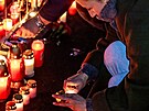 Pietní místo p�ed restaurací U Kojota, kde p�i po�áru zem�elo �est lidí a dal�í...