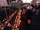 Pietní místo p�ed restaurací U Kojota, kde p�i po�áru zem�elo �est lidí a dal�í...