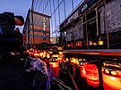 Pietní místo p�ed restaurací U Kojota, kde p�i po�áru zem�elo �est lidí a dal�í...