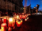 Pietní místo p�ed restaurací U Kojota, kde p�i po�áru zem�elo �est lidí a dal�í...