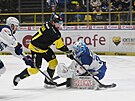 Litvínovský Nicolas Hlava st�ílí gól v zápase s Kometou Brno.