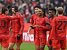Fotbalisté Bayernu Mnichov se radují z gólu do sít Wolfsburgu.