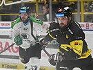 Nicolas Hlava (vpravo) z Litvínova v zápase s Mladou Boleslaví