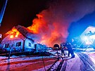 V Kounov� na Rychnovsku v Orlick�ch hor�ch vyho�el statek. (11. ledna 2025)