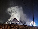 V Kounov� na Rychnovsku v Orlick�ch hor�ch vyho�el statek. (11. ledna 2025)
