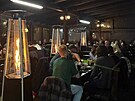 V restauraci se pravideln konaly rzné akce. Na snímku jsou hoáky, které...