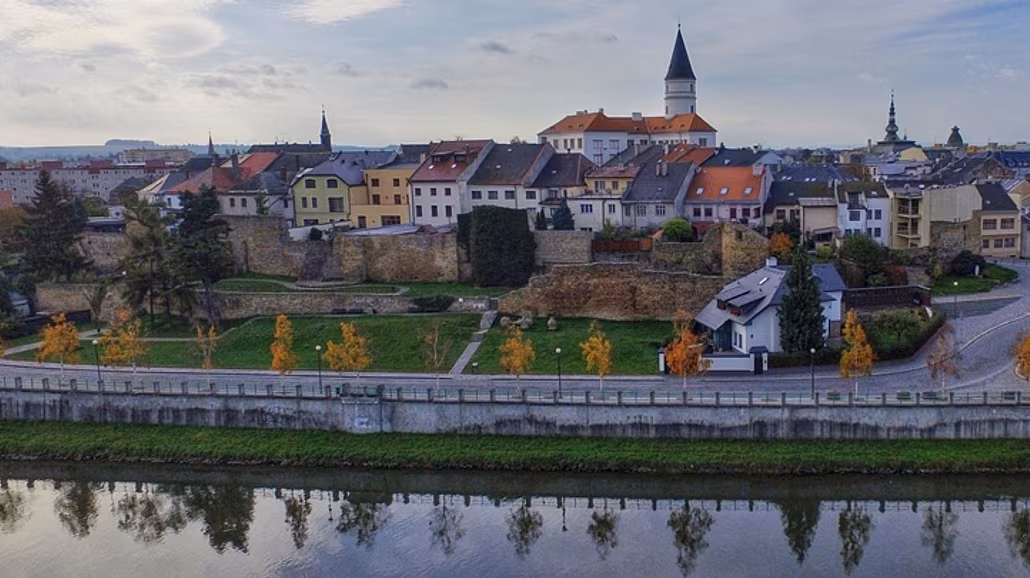 Pohled na centrum P�erova a zbytky m�stských hradeb od �eky Be�vy.