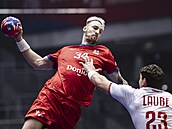 �eský házenká� Dominik Solák se tla�í do zakon�ení v utkání proti �výcarsku.