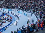 Biatlonisté p�ijí�dí na st�elnici v úvodu závodu smí�ených �tafet.