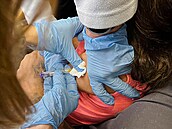 Okování lidí z Hulvácké ulice v ostravském obvodu Jih. V lokalit ádí nákaza...