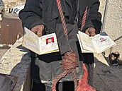 Pasy a prkazy totonosti státních zamstnanc a jejich rodin, kteí je po...