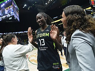 Spokojená Ezi Magbegorová ze Seattle Storm odchází po vyhraném utkání....