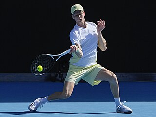Jannik Sinner hraje forhend v prvním kole Australian Open.