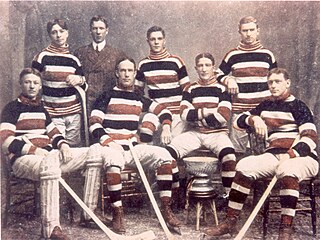 Hokejisté týmu Ottawa Silver Seven. Druhý zprava je Frank McGee.