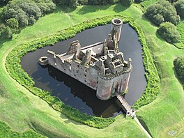 U� od 13. století, kdy byl vystav�n, po�et p�estaveb u Caerlaverock dorovnával...
