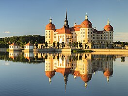 Barokní a okázale honosný Moritzburg zkrá�luje Sasko. Zámek, usazený na um�le...