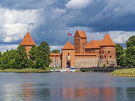 Z dvou set jezer v litevském regionu Trakai je Galve to nejhlub�í. A práv� na...